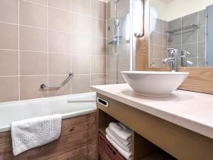 South facing 2-bed apartment with fireplace, Terrasses dEos