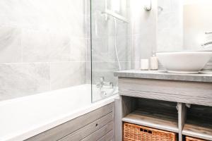 South-facing newly renovated 2-bed apartment Les Terrasses d'Eos