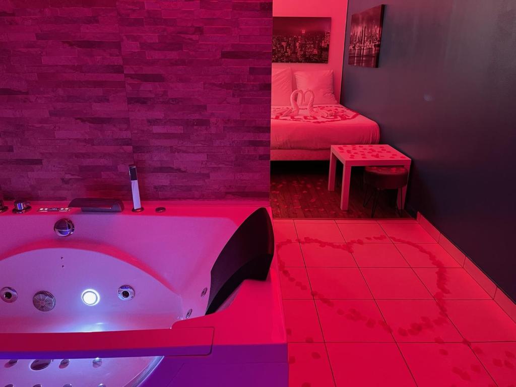 SPA Enzo Appartement avec Jacuzzi Privatif 1 Rue Feuillat, 69003 Lyon