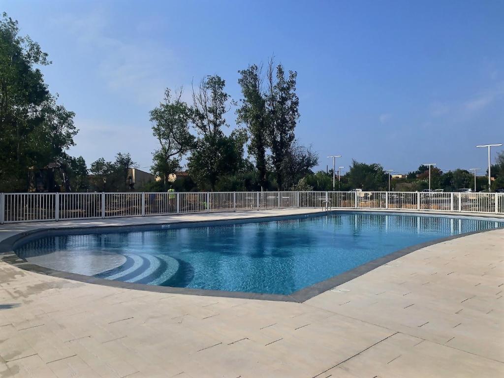 Appartement Spacieux appartement dans une résidence avec piscine impasse de la roseliere, 3 34410 Sérignan