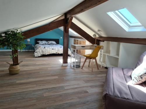 Spacieux duplex sous combles.