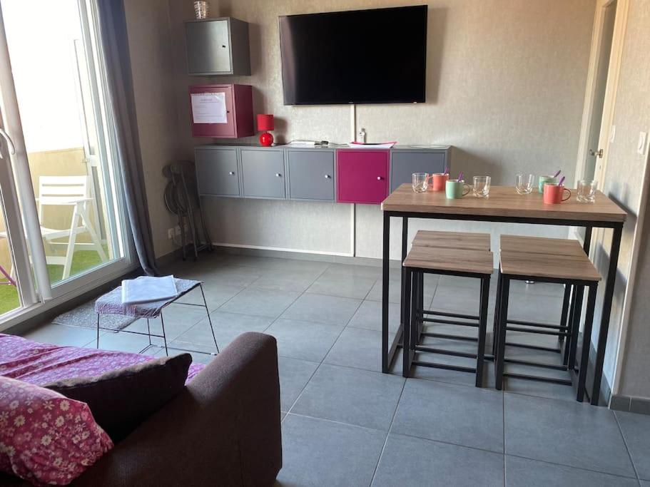 Spacieux F2 climatisé vue mer, piscine et parking