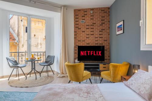 SPACIEUX STUDIO HAUT PLAFOND PROCHE MONACO