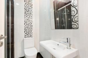 Spacious 1 Bedroom Apartment with Balcony