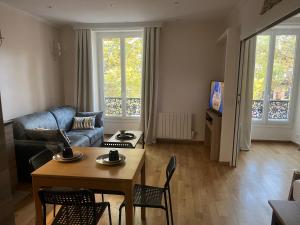 Spacious 2 bedroom apt - Ternes