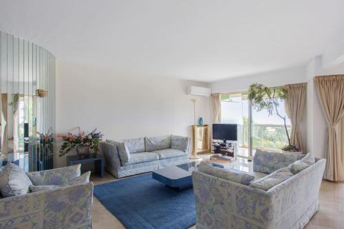 Spacious 2br with terrace and swimming pool near the sea in Nice Welkeys