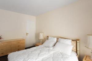 Spacious 2br with terrace and swimming pool near the sea in Nice Welkeys
