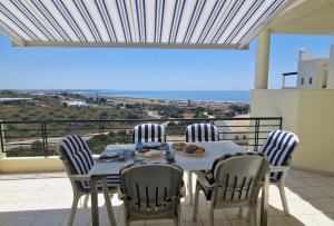 Spacious 3 bedroom apartment with seaview