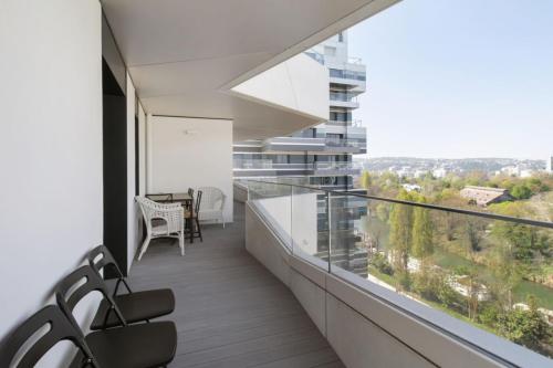 Spacious 4-rooms with terrace and parking close to Paris
