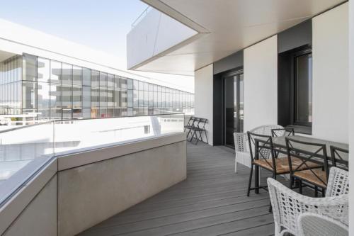 Spacious 4-rooms with terrace and parking close to Paris