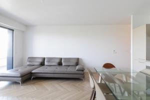 Spacious 4-rooms with terrace and parking close to Paris
