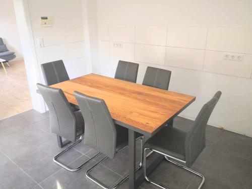 Spacious 6 Room Flat *Balcony & Terrace*