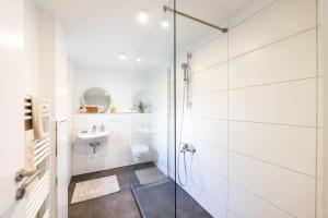 Spacious 6 Room Flat *Balcony & Terrace*