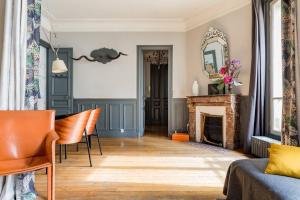 Spacious and Bright 2 Bedroom Apartment, Typically Parisian, Montmartre-Opera, Central Paris