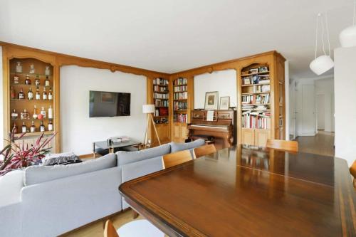 Spacious And Bright Apt With Terrace Wifi