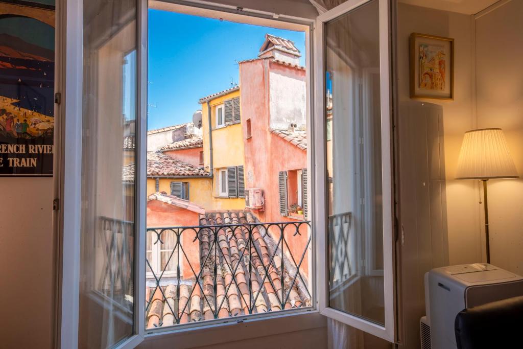 Appartement Spacious and bright flat close to the beach : heart of old Nice 3ème étage 42 Rue Droite 06300 Nice