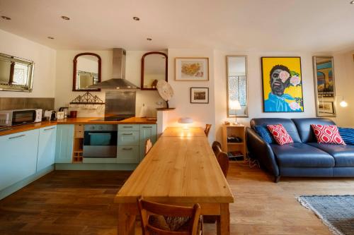 Spacious and bright flat close to the beach : heart of old Nice