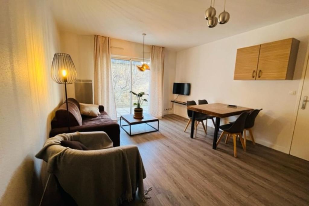 Spacious and very central apartment with garden 6 Place de la Libération, 56000 Vannes