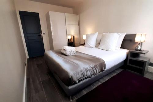 Spacious Apartment in Paris Place des Fetes