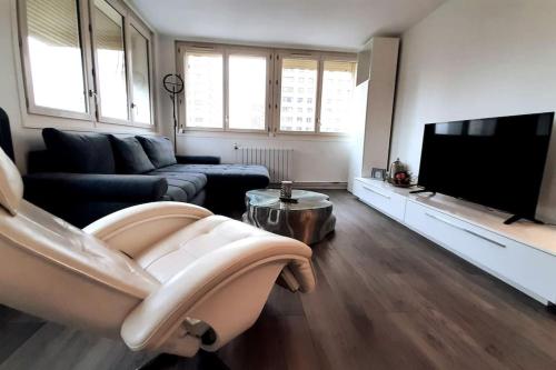 Spacious Apartment in Paris Place des Fetes