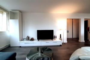 Spacious Apartment in Paris Place des Fetes