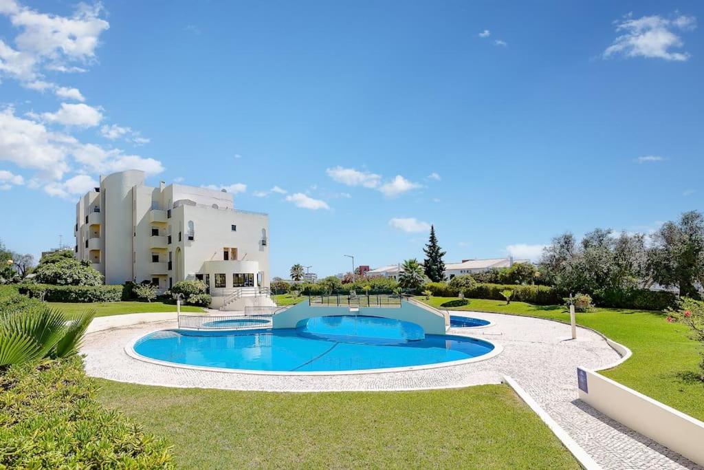 Spacious Apartment Near Beaches Quinta dos arcos lote 3 LOTE 3,ED. ALVORFERIAS  APT 302, 8500-033 Alvor