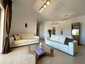 Spacious apartment with pool