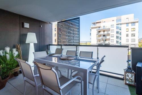 Spacious apartment with terrace and parking close to all amenities