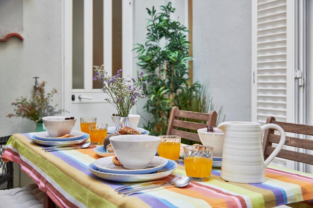 Spacious Bairro Alto Apartment With Courtyard, By TimeCooler 23 Rua do Poço dos Negros, 1200-343 Lisbonne