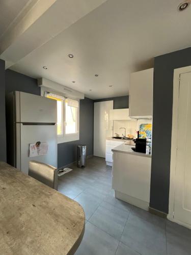 Spacious & bright 2 bedroom apartment in Antibes city center