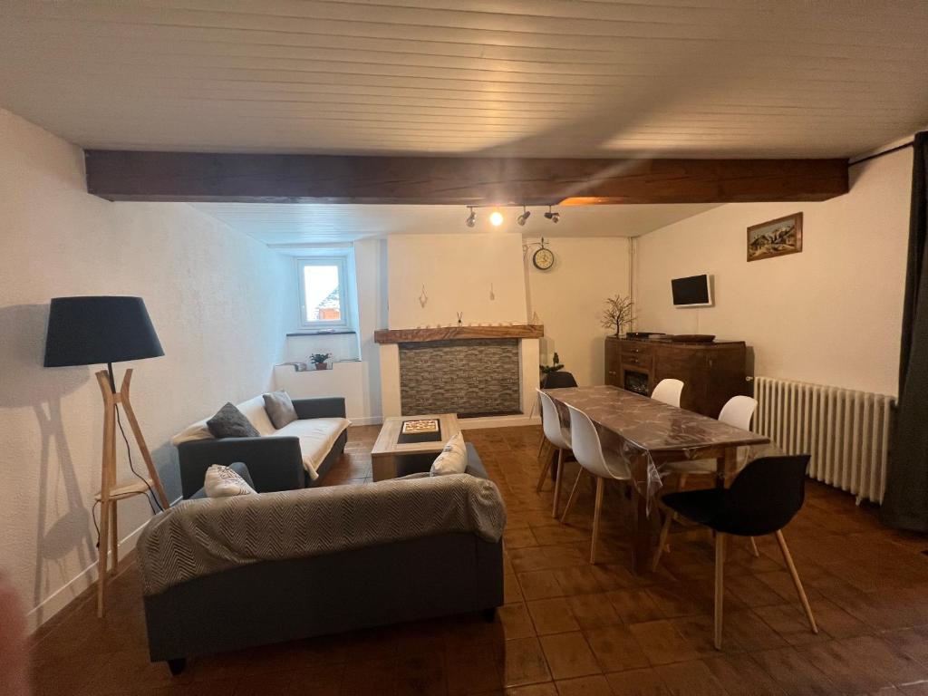Spacious, bright and beautifully decorated flat in heart of Marais short walk to Picaso Museum