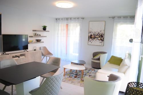 Spacious bright and quiet nest with terrace