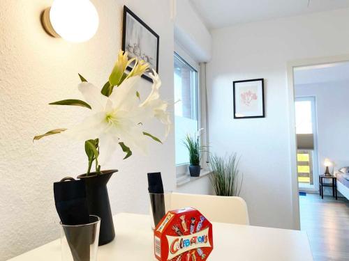 Spacious & Chic Apartment with Balcony