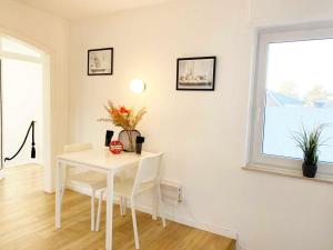 Spacious & Chic Apartment with Balcony