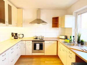 Spacious & Chic Apartment with Balcony