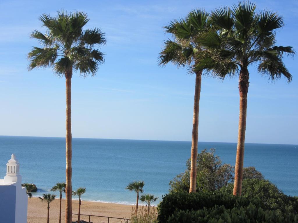 SPACIOUS COMFORT 1 BEDROOM APARTMENT WITH POOL 300M FROM THE BEACH Rua do Forte 4, apt H, 8200-161 Albufeira
