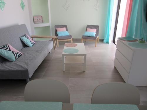 SPACIOUS COMFORT 1 BEDROOM APARTMENT WITH POOL 300M FROM THE BEACH