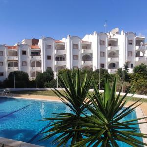 SPACIOUS COMFORT 1 BEDROOM APARTMENT WITH POOL 300M FROM THE BEACH