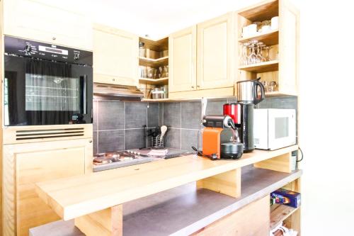 Spacious Family 2-bed, 2-bath with parking, private piste