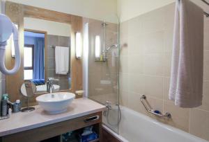 Spacious Family 2-bed, 2-bath with parking, private piste