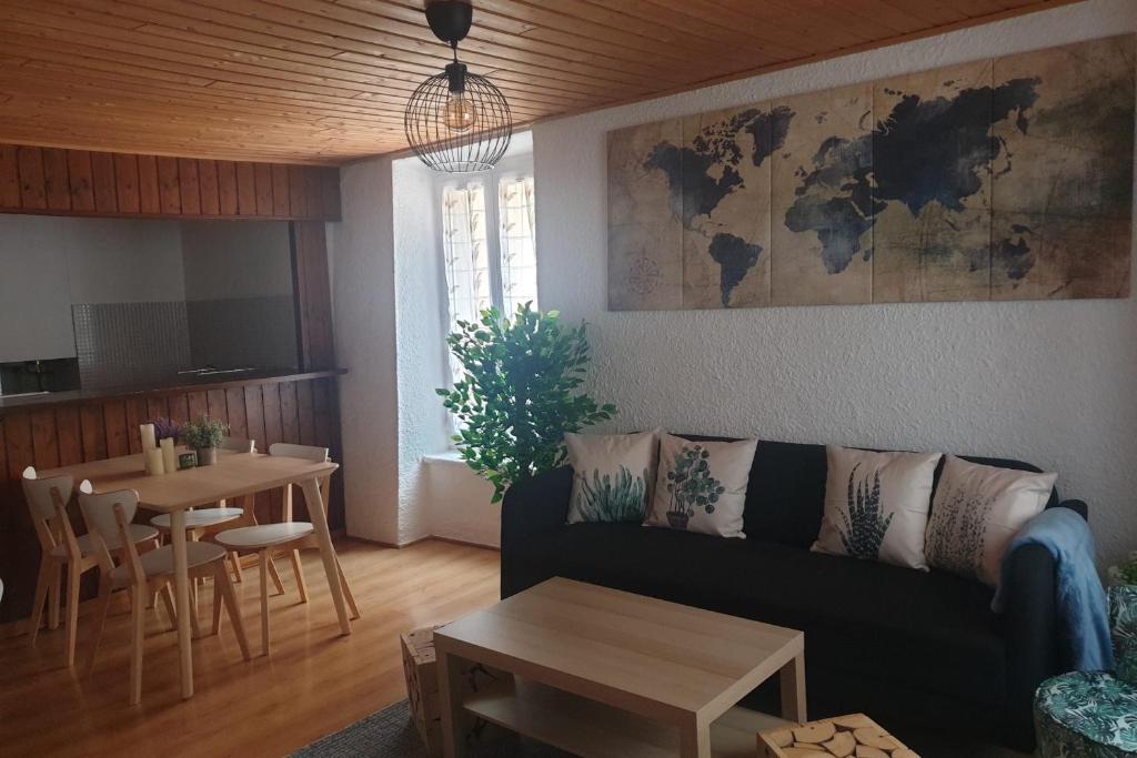 Spacious family nest in the heart of downtown 4 Rue Mercerie, 05100 Briançon