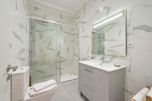 Spacious & Light-Filled 4BR Apartment By TimeColer