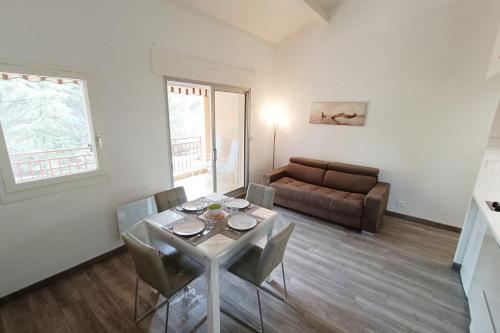 Spacious sea view apart at 50m from the beach