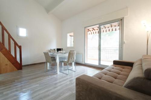 Spacious sea view apart at 50m from the beach