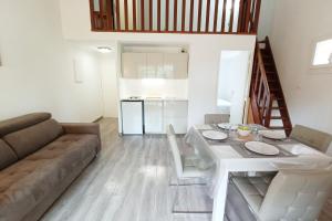 Spacious sea view apart at 50m from the beach