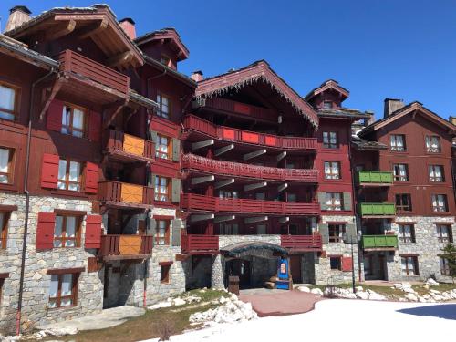 Spacious ski-in ski-out apartment 4-6 pax, 161 Sources de Marie Arc 1950