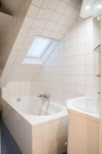 Spacious studio in Paris Hyper Center - Smart TV & WIFI - 4P