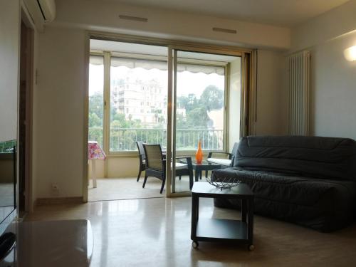 Spacious studio in the center of Cannes nice terrace easy walk to the Croisette and Palais - 1923