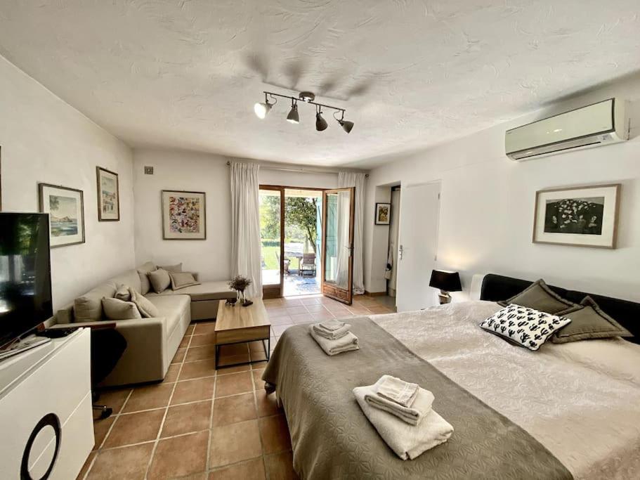 Spacious studio, swimming pool access & garden Villa Felice - at end of small road gate to the left, apartment Balthasar 23 Route de Cannes, 06650 Opio