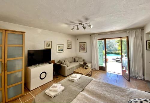 Spacious studio, swimming pool access & garden
